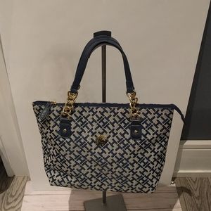 Beautiful medium tote by Tommy Hilfiger 🌸